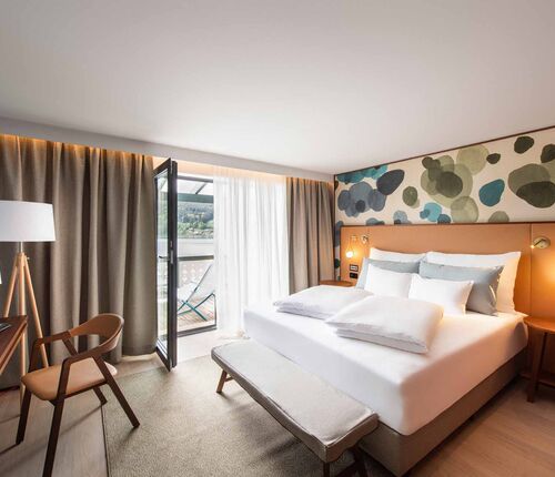 Blick auf modernes Hotelzimmer mit geöffneter Balkontür