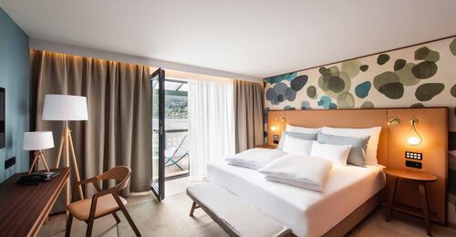 Blick auf modernes Hotelzimmer mit geöffneter Balkontür