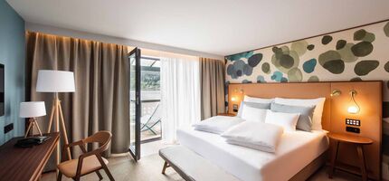 Blick auf modernes Hotelzimmer mit geöffneter Balkontür