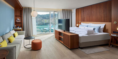 Suite Lachsforelle mit offenem Schlafbereich Sofa und TV