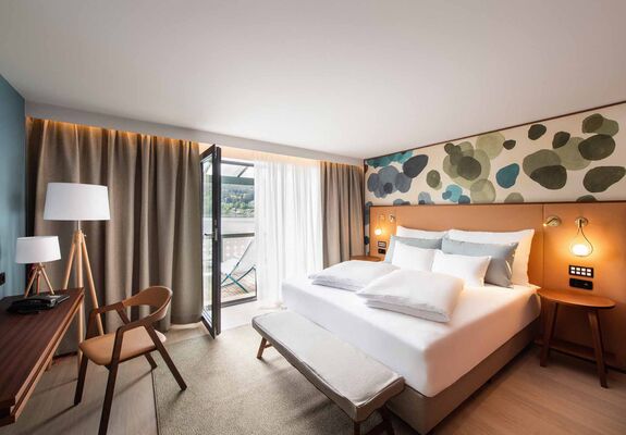 Blick auf modernes Hotelzimmer mit geöffneter Balkontür