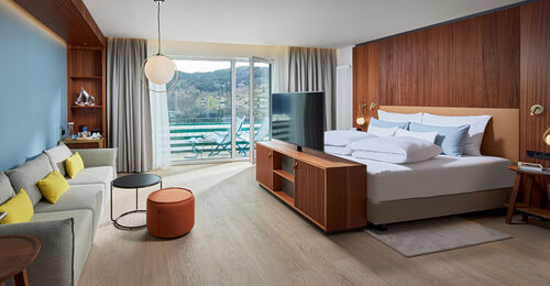 Suite Lachsforelle mit offenem Schlafbereich Sofa und TV