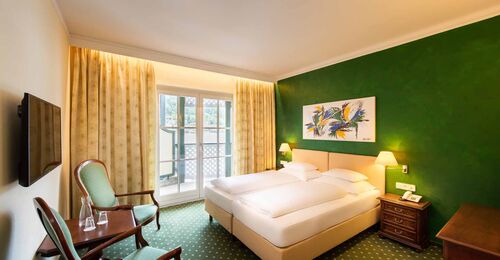 Doppelzimmer mit grünem Boden und grüner Wand