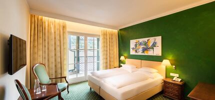 Doppelzimmer mit grünem Boden und grüner Wand