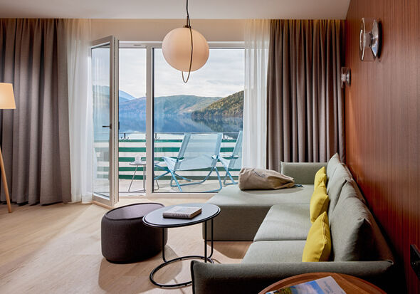 Living area mit balcony and view to the lake