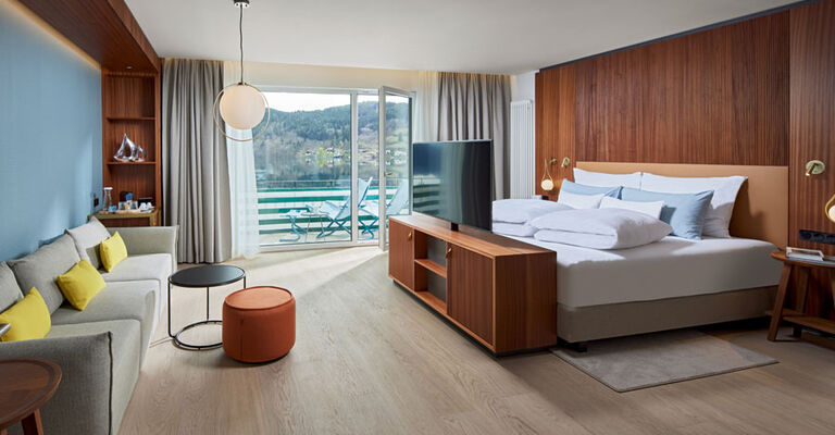 Suite Lachsforelle mit offenem Schlafbereich Sofa und TV