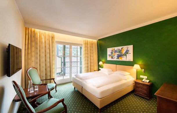 Doppelzimmer mit grünem Boden und grüner Wand
