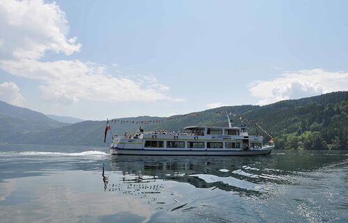 Ein Tourismusschiff das den Millstattsee befährt