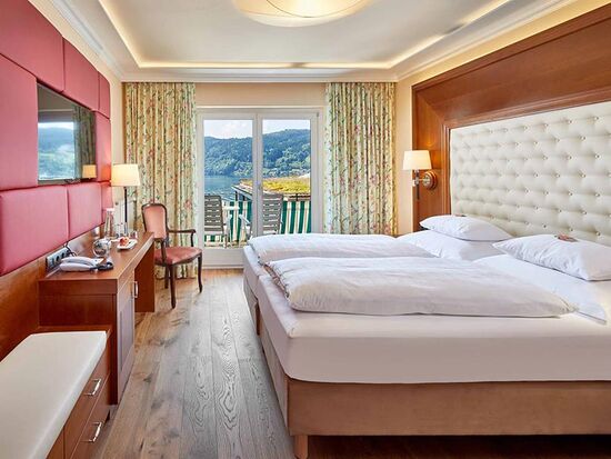 The modern furnishing of the double room with its mix of wood and leather accents
