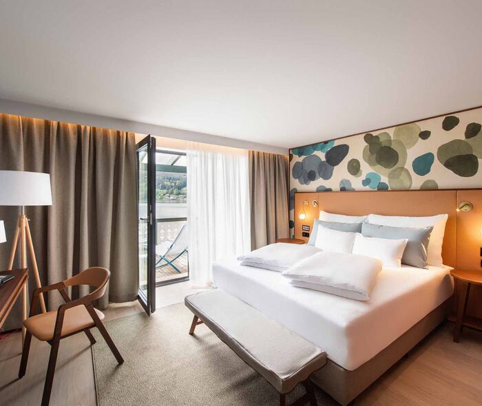 Blick auf modernes Hotelzimmer mit geöffneter Balkontür