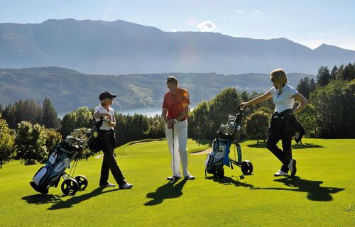 Motivierte Golfspieler am Grün