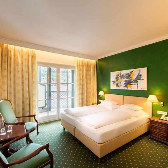 Doppelzimmer mit grünem Boden und grüner Wand