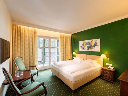 Double room with green floor and green wall