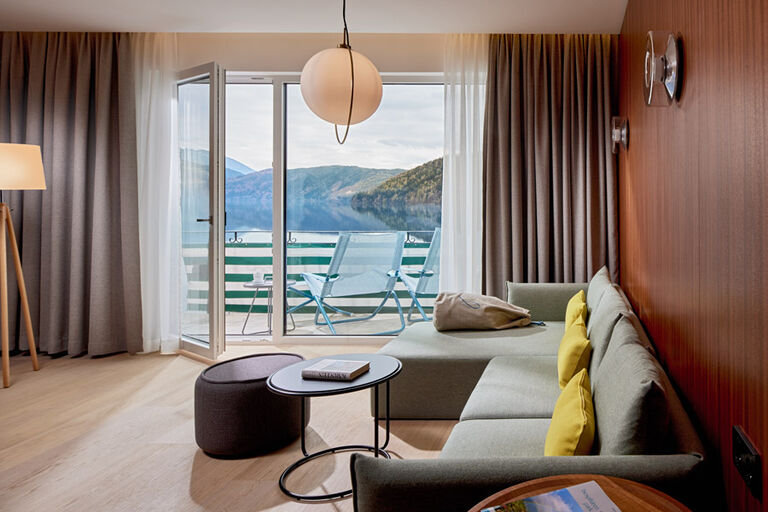 Living area mit balcony and view to the lake