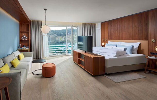 Suite Lachsforelle mit offenem Schlafbereich Sofa und TV