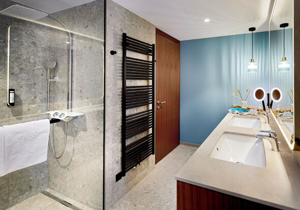 Bathroom with sink und shower