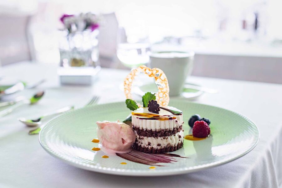 Törtchen mit Eis und Beeren garniert