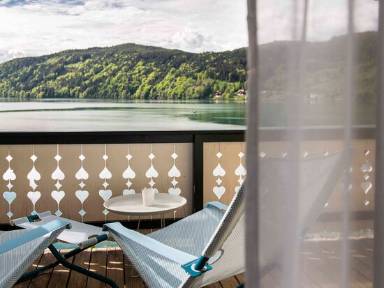 Terrasse mit Stühlen und Seeblick