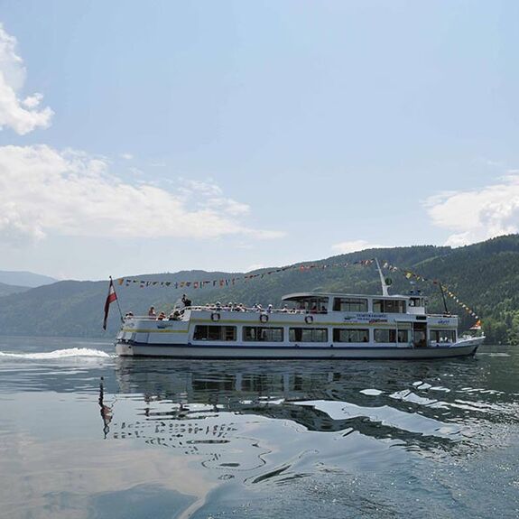 Ein Tourismusschiff das den Millstattsee befährt