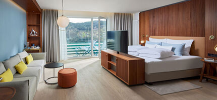 Suite Lachsforelle mit offenem Schlafbereich Sofa und TV