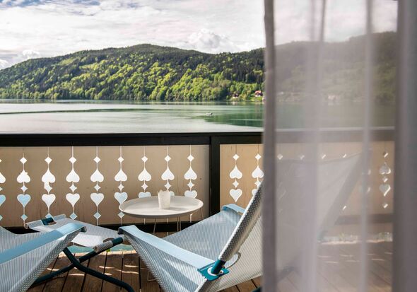 Terrasse mit Stühlen und Seeblick