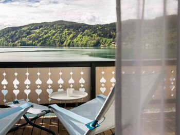 Terrasse mit Stühlen und Seeblick