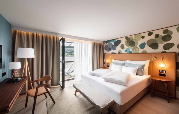 Blick auf modernes Hotelzimmer mit geöffneter Balkontür