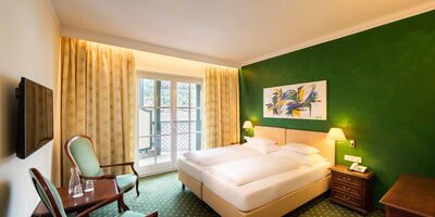 Doppelzimmer mit grünem Boden und grüner Wand