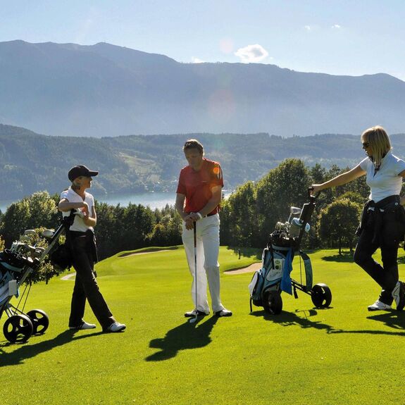 Motivierte Golfspieler am Grün