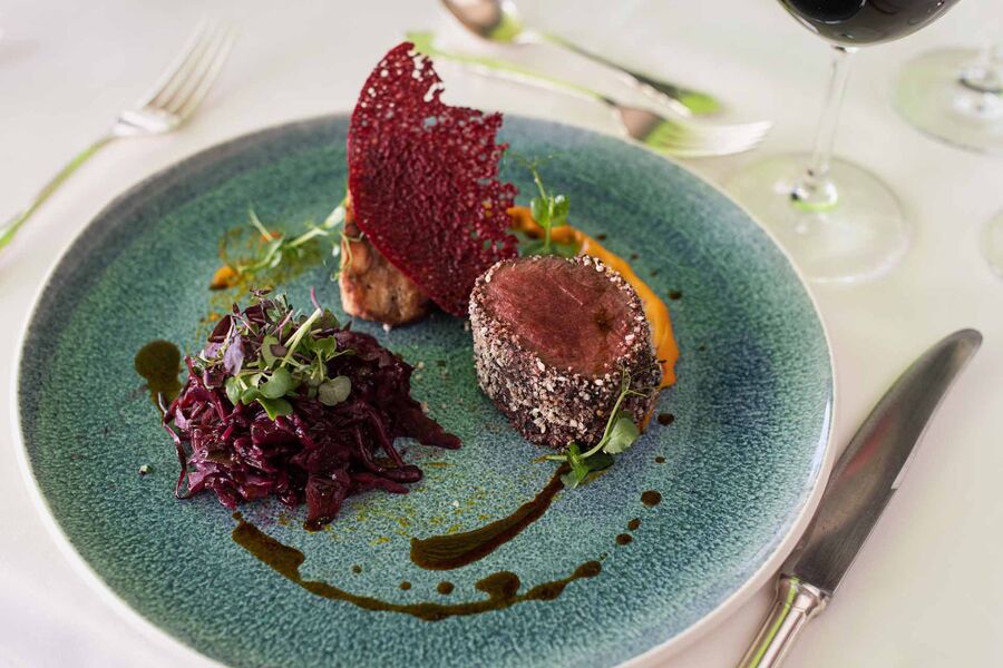 Fleisch mit Beilagen auf Teller
