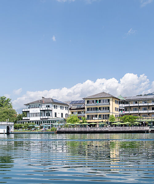 Außenansicht des Seeglück Hotel Forelle vom See aus