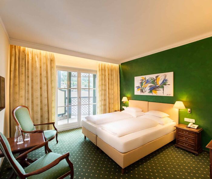 Doppelzimmer mit grünem Boden und grüner Wand