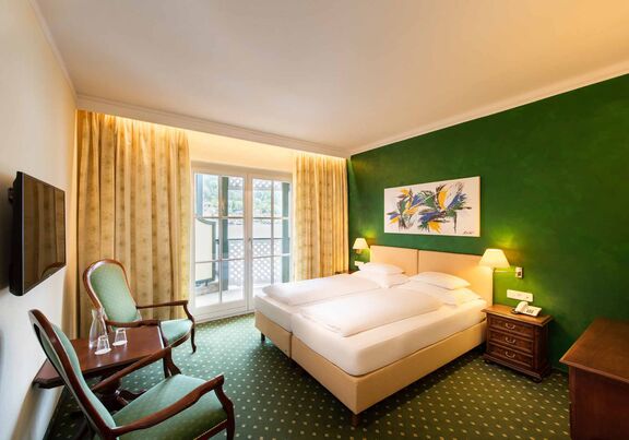 Double room with green floor and green wall