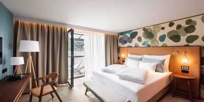 Blick auf modernes Hotelzimmer mit geöffneter Balkontür