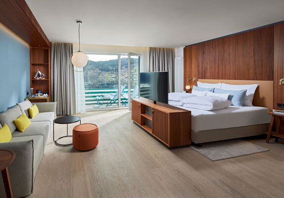 Suite Lachsforelle mit offenem Schlafbereich Sofa und TV