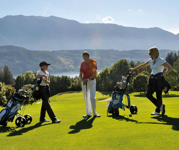 Motivierte Golfspieler am Grün