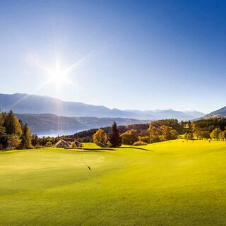 Golfplatz im strahlenden Sonnenschein See im Hintergrund