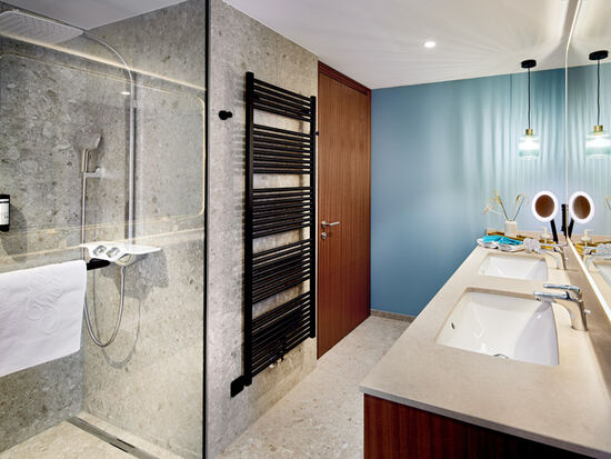 Bathroom with sink und shower