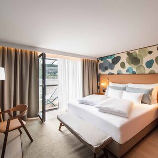 Blick auf modernes Hotelzimmer mit geöffneter Balkontür