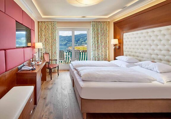 The modern furnishing of the double room with its mix of wood and leather accents
