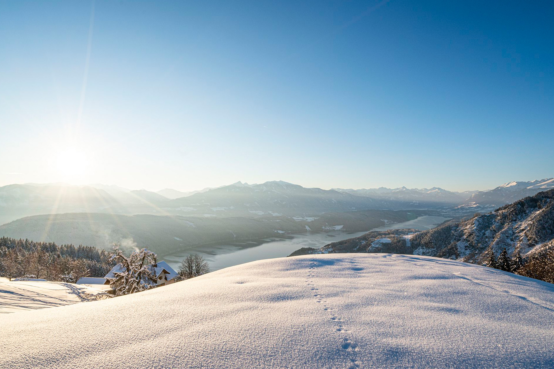 Spuren im Schnee über Millstätter See