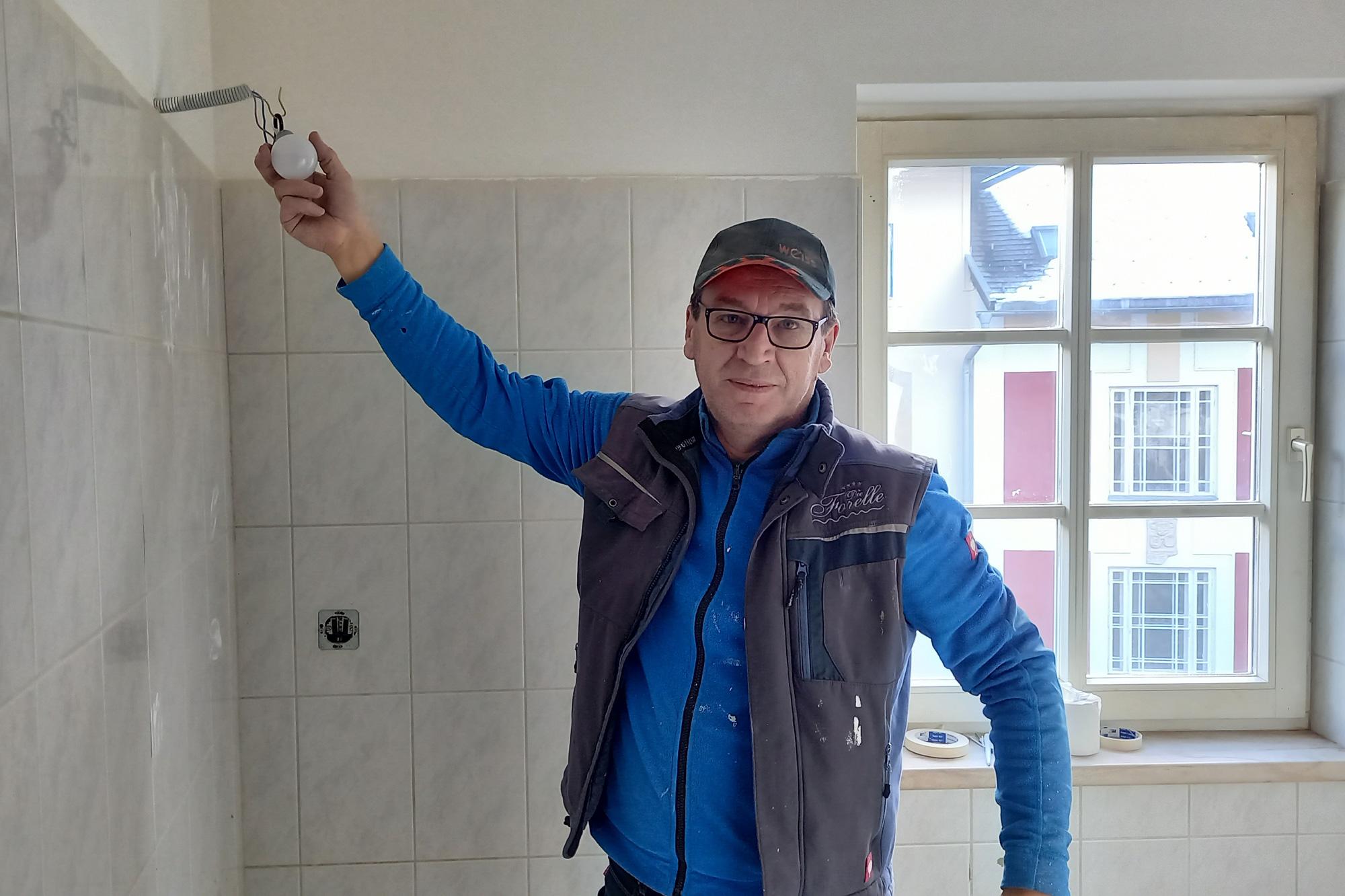 Handwerker mit Glühbirne