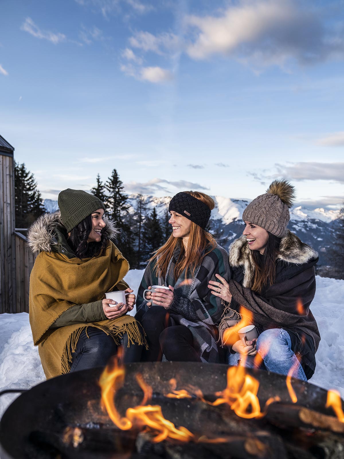 Freundinnen am Lagerfeuer