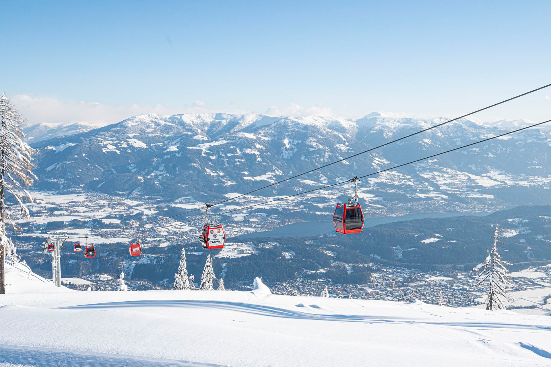 Rote Gondeln in Winterlandschaft