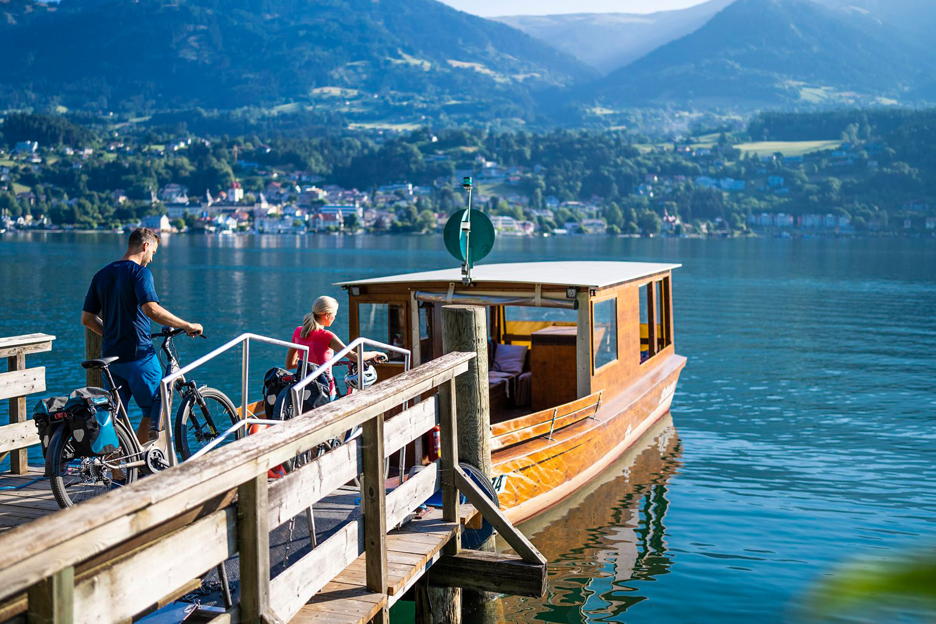 Zwei Radfahrer vor Peterpan Radfaehre