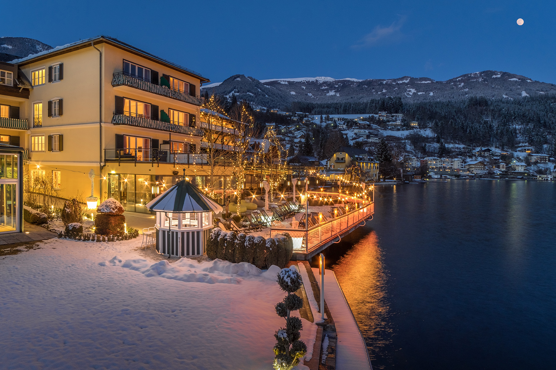 Außenansicht vom Hotel mit Weihnachtsbeleuchtung