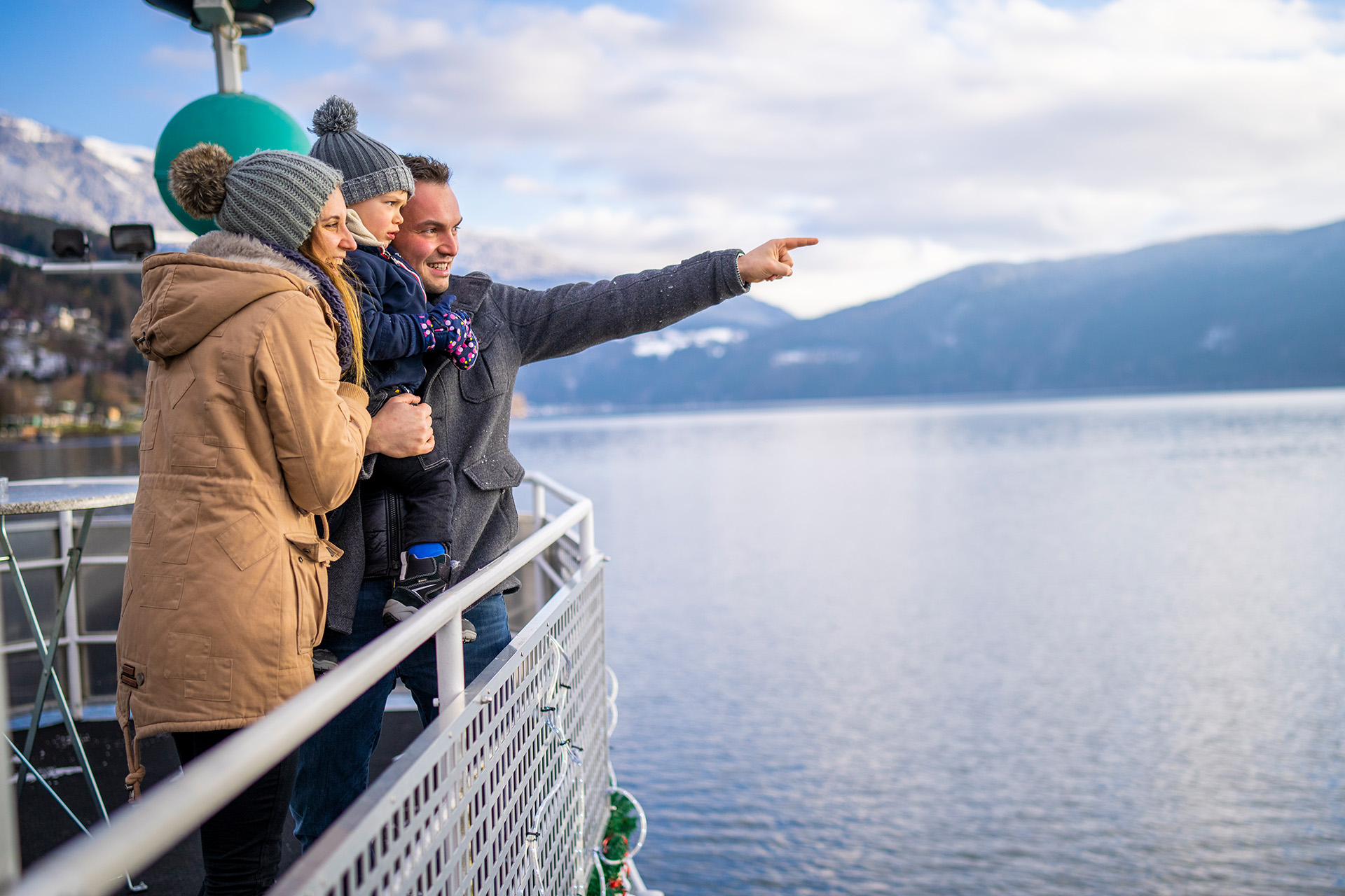 Eltern mit Kind auf dem Schiff