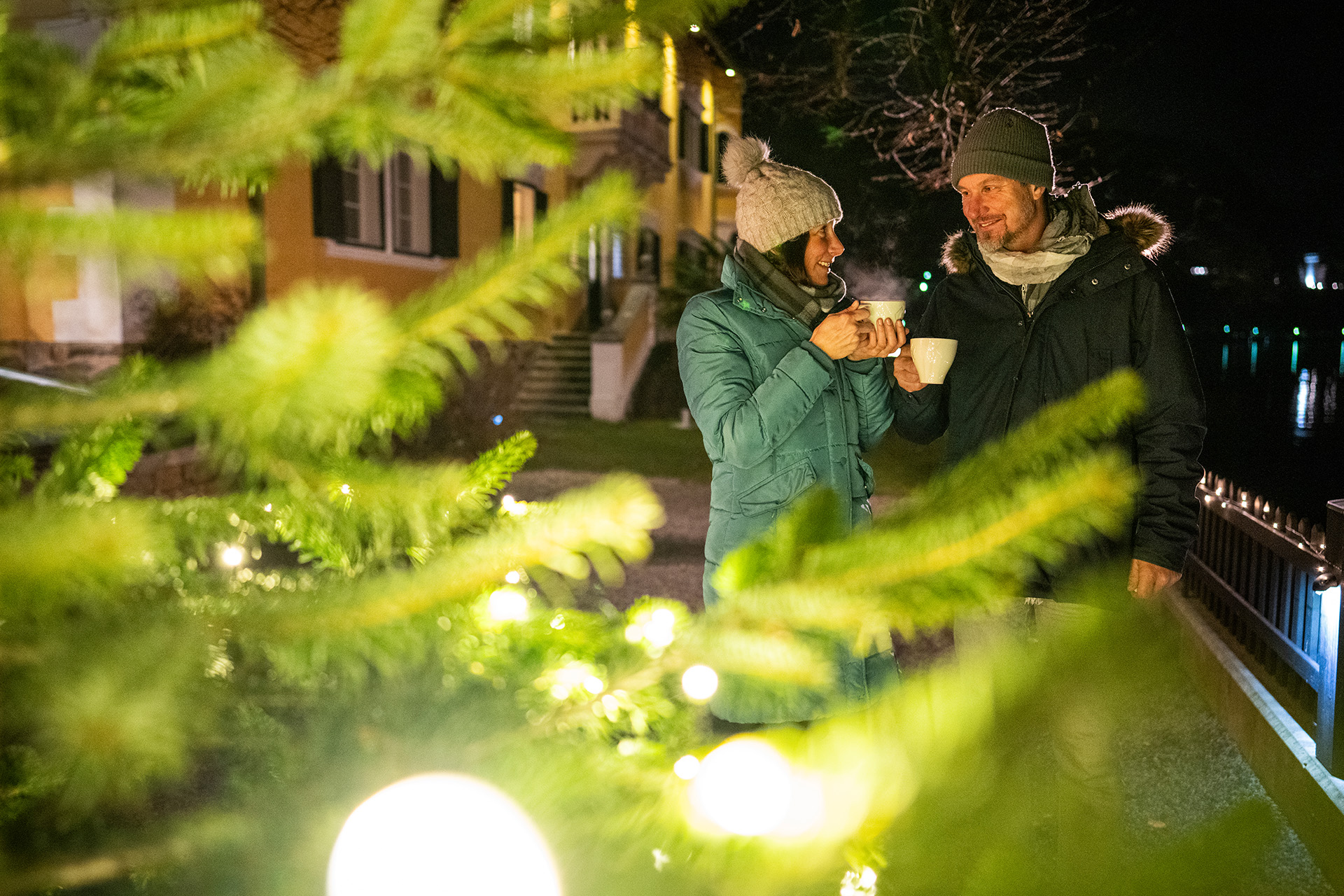 Paar mit Tee im Winter