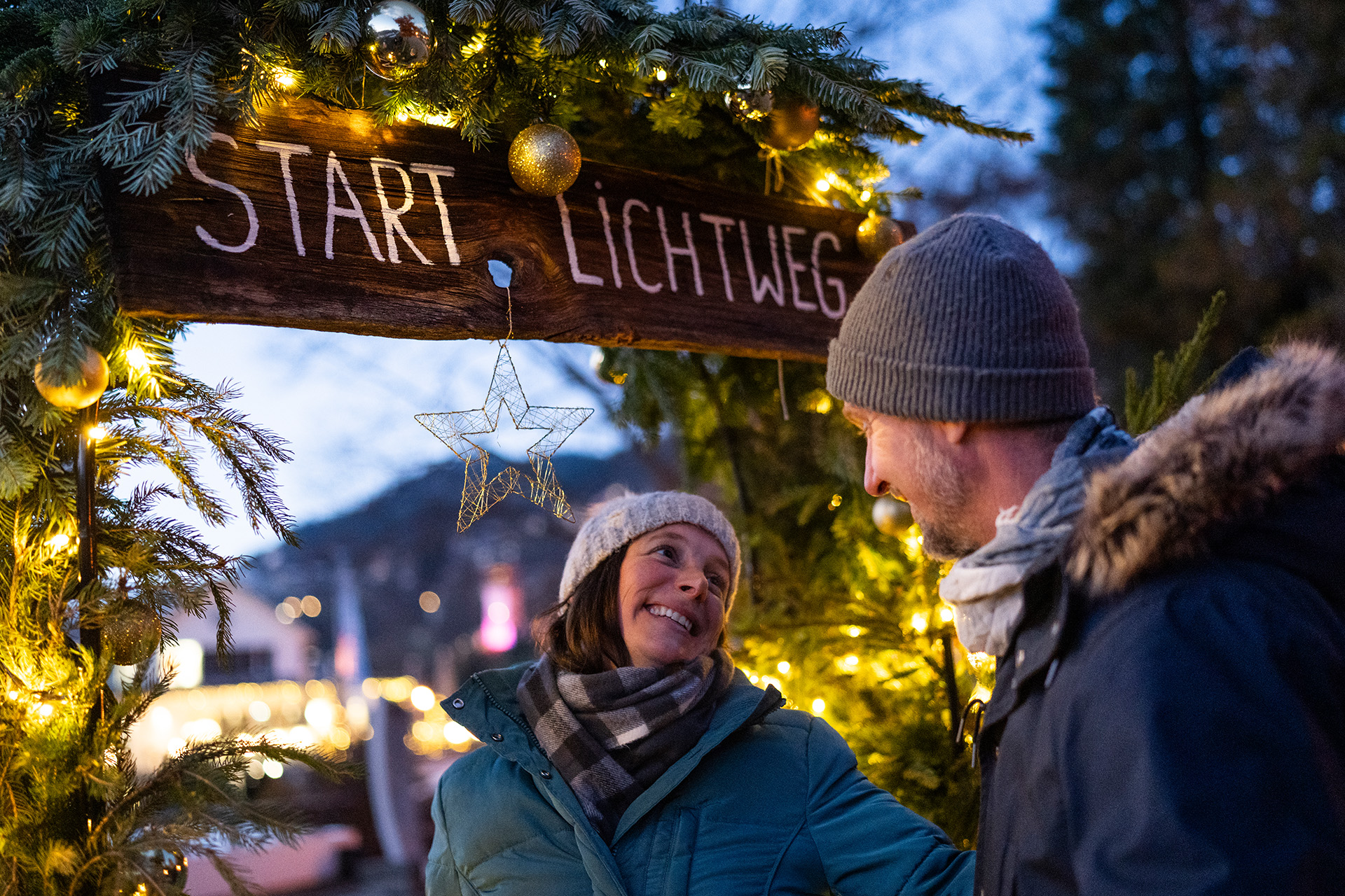 Paar beim Start des Lichtweges