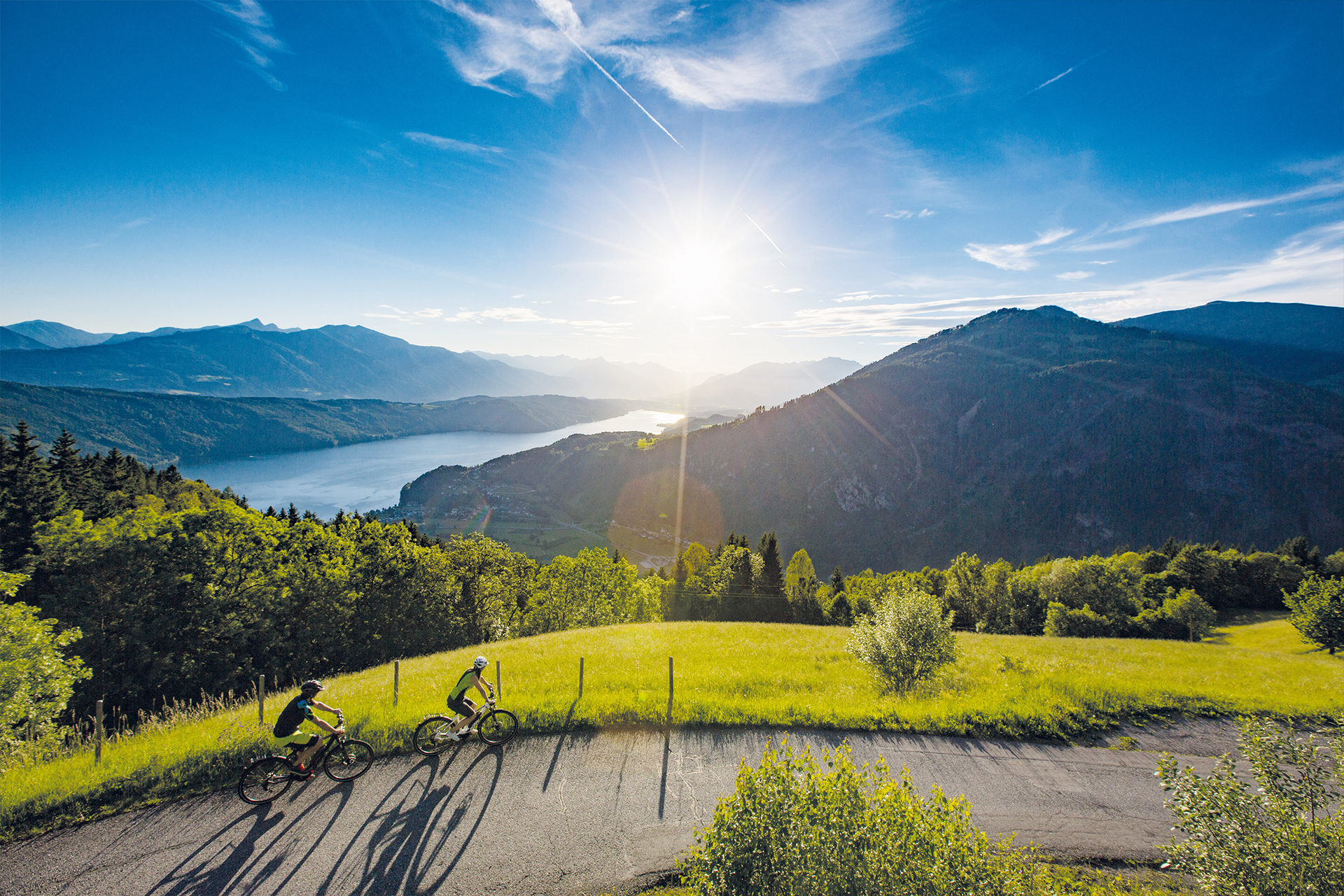 Zwei Radfahrer auf der Straße